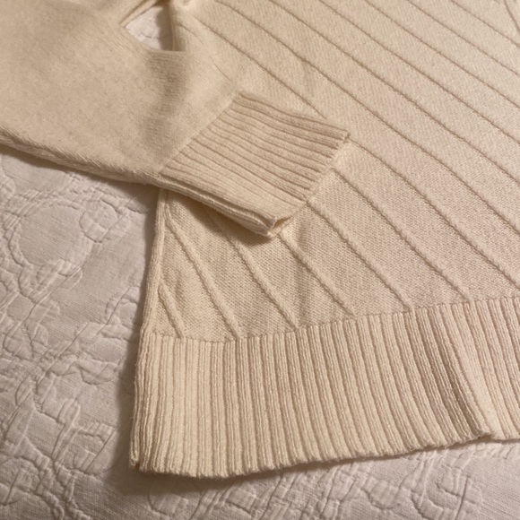 Sweater - Picture 3 of 6